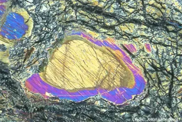 地球の海底下のマントル層を記録的な深さまで掘削、生命の起源を紐解くヒントに