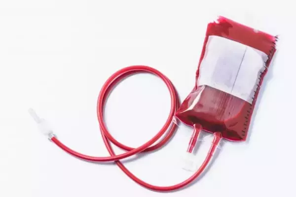 ネットの作り話を信じて自分の血液を飲んだ少年が救急搬送（ロシア）