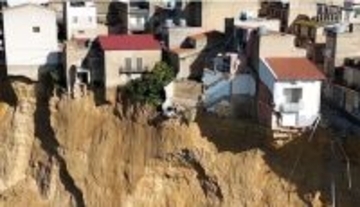 まさに崖っぷち！イタリア・シチリア島で大規模な地滑りが発生、住宅地が飲み込まれる