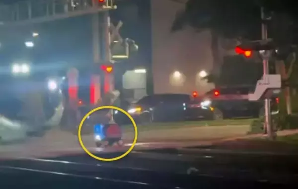 マイアミの踏切で配達ロボットが立ち往生、列車にひき潰される衝撃の瞬間