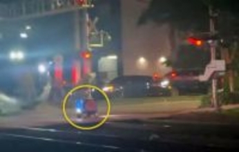 マイアミの踏切で配達ロボットが立ち往生、列車にひき潰される衝撃の瞬間