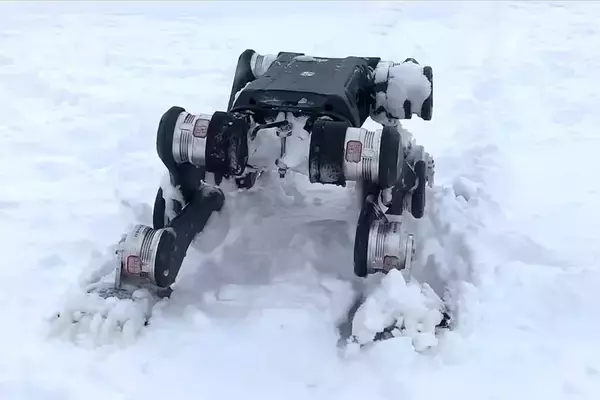 クマの足付き四足歩行ロボットが世界で初めて北極の海氷歩行に成功