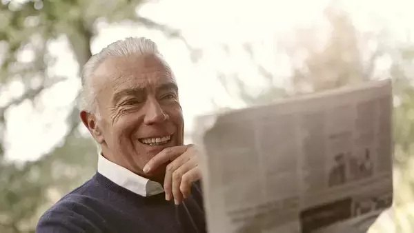 年を取っても「言語」の処理能力は若いときと変わらない。むしろ語彙力が増すことも