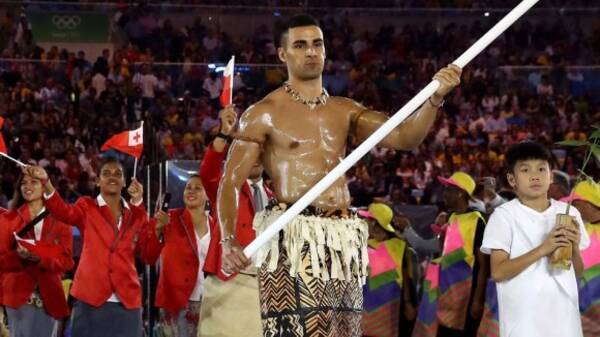 テッカテカやん リオデジャネイロ オリンピック開会式でひときわ輝きを放っていた トンガの旗持ち選手に世界がざわつく 16年8月8日 エキサイトニュース