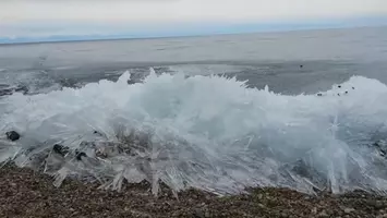 地獄の光景かな バイカル湖の針状の氷の中を泳ぐダイバー 21年5月25日 エキサイトニュース