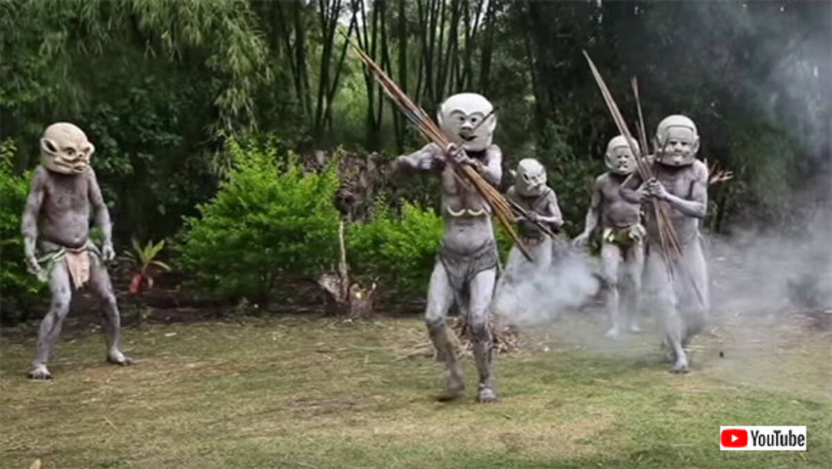 怖いだろ これ亡霊なんだぜ パブアニューギニアの部族 マッドマン 泥人間 のいで立ち 17年6月30日 エキサイトニュース