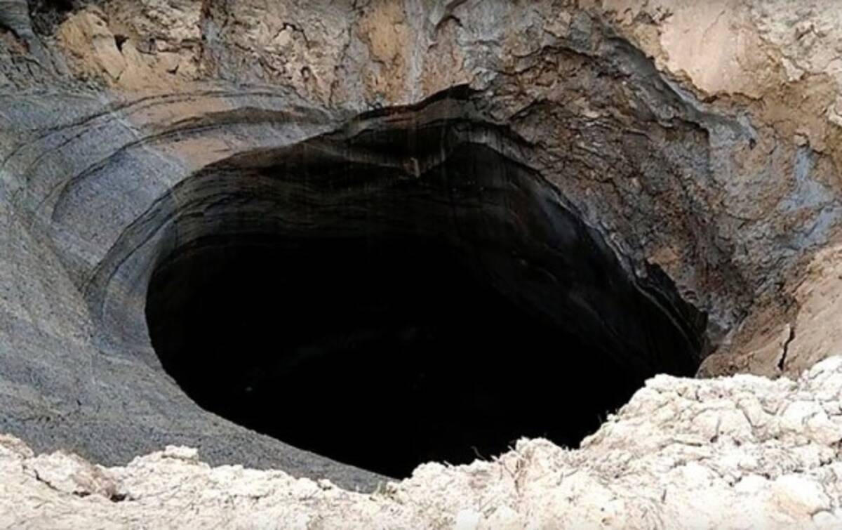 シベリアのツンドラから漏れ出すメタンガスが作り上げたブラックホールのような巨大な穴 ロシア 17年7月13日 エキサイトニュース