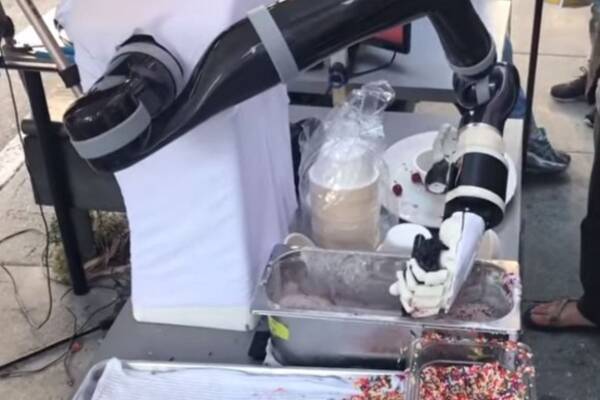 アイス 食べまっか 顔なしロボットが淡々とアイスを配るというシュールな光景 アメリカ 17年8月11日 エキサイトニュース