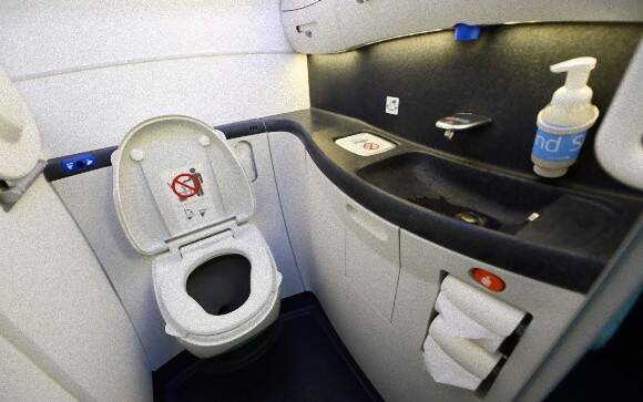 かつて乗客は段ボールで用を足していた 飛行機のトイレに関する10の事実 トリビア 17年8月11日 エキサイトニュース