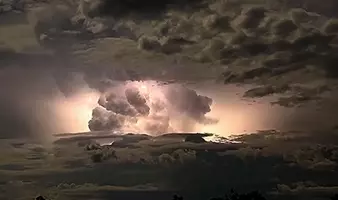 下から上に登り雷 イギリスで発生した 逆さ雷 のすごい映像 18年6月3日 エキサイトニュース