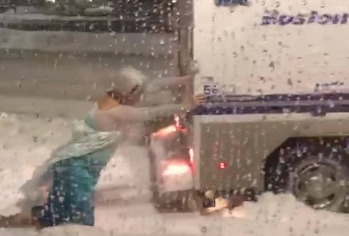 猛吹雪の中でレリゴー アナと雪の女王 のエルサ 男 が警察車両を救おうと奮闘する姿がとらえられる 18年3月18日 エキサイトニュース 猛吹雪の中でレリゴー アナと雪の女王 のエルサ 男 が警察車両を救おうと奮闘する姿がとらえられる 18年3月18日 エキサイトニュース