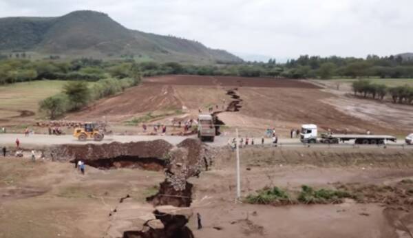 アフリカ大陸は分断される ケニアで巨大な亀裂が突如出現 数々の証拠が裏付けるアフリカ大陸分裂 18年4月3日 エキサイトニュース