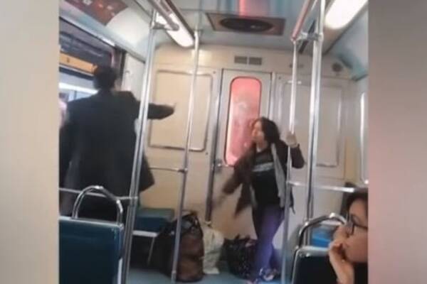 いきなりエクソシズム 地下鉄車内で女性に憑いた悪魔を祓おうを行おうとする男性 抵抗する悪魔 メキシコ 18年7月15日 エキサイトニュース
