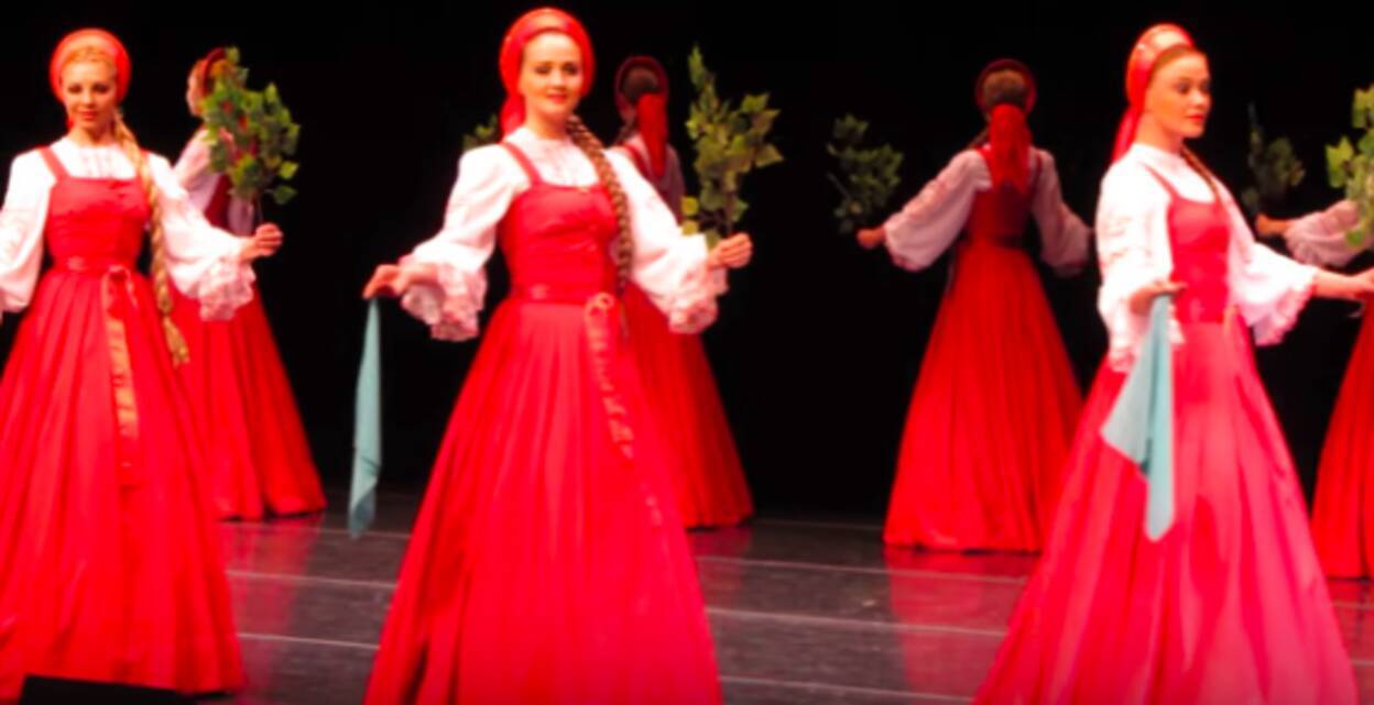 魔術かな スライド方式 浮上歩行 で動くロシア民族舞踊団 ベリョースカ の踊り子たちがからくり人形のようだ 18年7月30日 エキサイトニュース