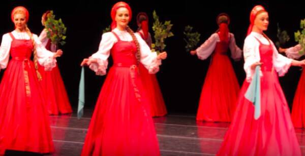 魔術かな スライド方式 浮上歩行 で動くロシア民族舞踊団 ベリョースカ の踊り子たちがからくり人形のようだ 18年7月30日 エキサイトニュース