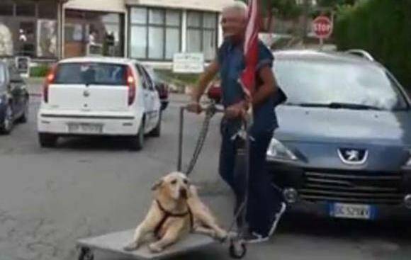 足腰の不自由な犬を台車で散歩させるおじいさんにイタリア全土が感動 18年7月31日 エキサイトニュース