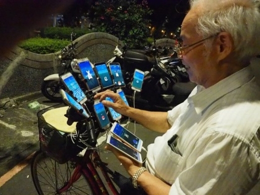 やりすぎ あの台湾のポケgo爺さん 過激化し自転車に装備したスマホが64個に増える 年7月1日 エキサイトニュース