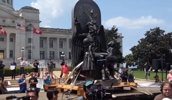 アーカンソー州の州議会議事堂前で悪魔教会が集会 悪魔像 バフォメット が持ち運ばれる アメリカ 18年8月日 エキサイトニュース