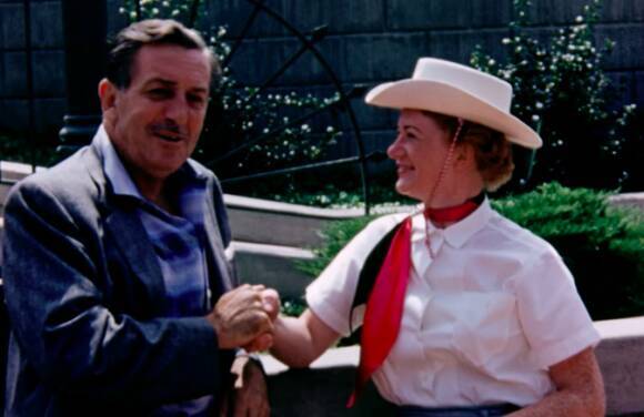 うちのおばあちゃんがウォルト ディズニーと握手してるんだけど 1956年に撮影されたディズニーランドの貴重な映像 18年10月18日 エキサイトニュース