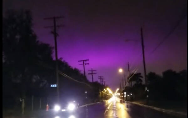 アメリカで目撃情報多発 夜空を紫色に染め上げる謎の光の正体は 18年11月10日 エキサイトニュース