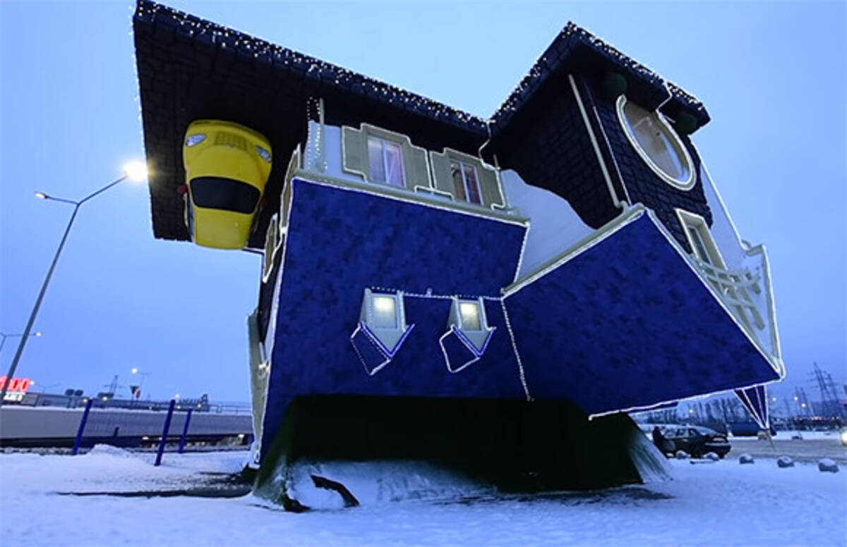 重力ペンキ必要かな 外から見るとまるっと逆さま ロシアにあるトリックアートの家 その中は 19年2月5日 エキサイトニュース