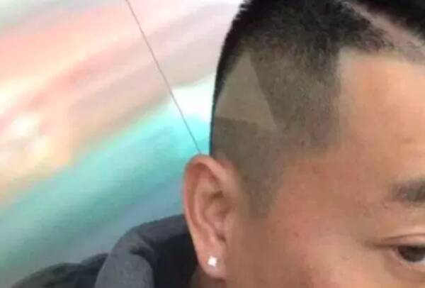 確かにそれ見えるけども 美容師にスマホ動画を見せ この髪型にしたいとお願いしたら 再生ボタンもつけられた件 19年1月24日 エキサイトニュース