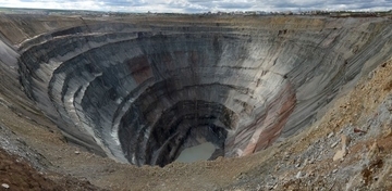 地球に空いた巨大な穴をのぞきにいこう。ロシアにあるダイヤモンド採掘穴「ミール鉱山」を訪ねて