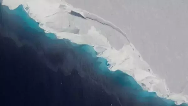 南極の下にぽっかりと広がる巨大な空洞発見される。空洞は現在も急速に拡大中（NASA)