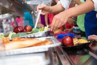 給食費問題。アメリカ・メイン州で給食費未納の学生を罰したり、非難したりすることを公立学校に禁止する法案が提出