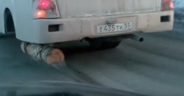 一方ロシアでは・・・タイヤの代わりに丸太を使ってバスをけん引していた