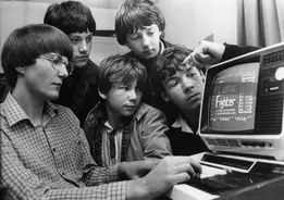 なんだ なんだ その棒なんだ 棒を背負ってきたフクロウに対する仲間のフクロウたちのリアクションが海外掲示板で話題に 19年4月2日 エキサイトニュース