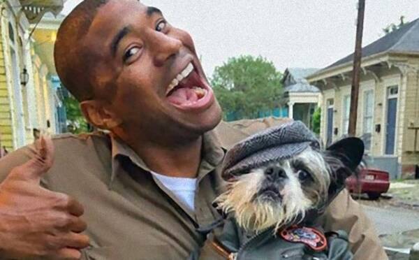 配達ルートにある家の飼い犬たちを抱き 笑顔で仲良し写真を撮影する超犬好き配達員 アメリカ 19年4月13日 エキサイトニュース