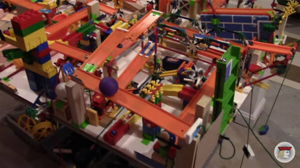 2つのテーブルにまたがった巨大で複雑な超ピタゴラスイッチ 19年4月10日 エキサイトニュース