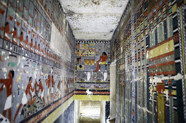 壁面を覆いつくすような色あざやかな壁画が 4000年以上前の古代エジプトの高官の墓が発見される 2019年4月19日 エキサイトニュース