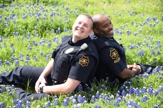 ファンタジーなお花畑できらっきらの笑顔を見せるアメリカ・テキサス州の警察官たち。SNSでブルーボネット・チャレンジ