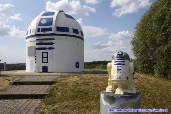 見晴らしの良い大地に巨大なR2D2が立つ。スターウォーズの世界を閉じ込めたドイツの天文台