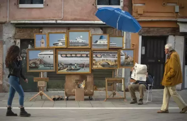 バンクシーがイタリアで開催中のヴェネチア・ビエンナーレ国際美術展を皮肉った作品を動画で公開