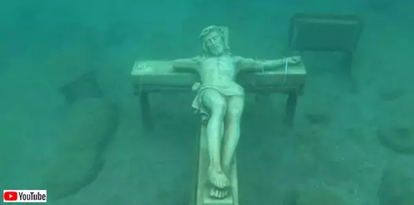 ミシガン湖の底に眠るキリストの十字架像。水難事故者の慰霊碑として沈められたもの（アメリカ）