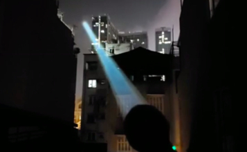 ライトセーバーかよ！2km以上離れた場所まで光が届く超強力な懐中電灯（追記あり）