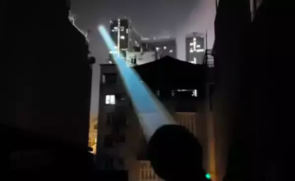 ライトセーバーかよ！2km以上離れた場所まで光が届く超強力な懐中電灯（追記あり）