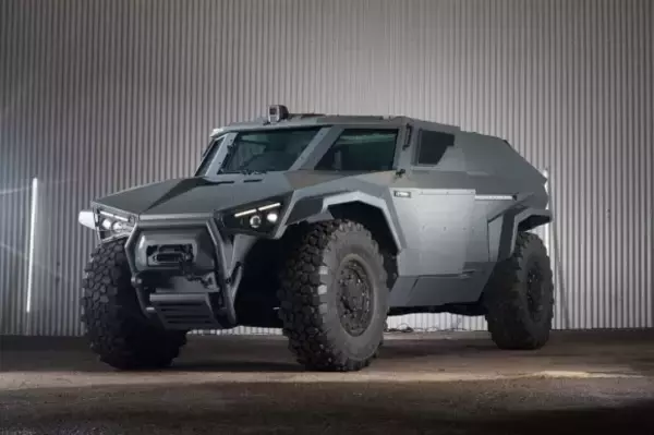 圧倒的加速力と横移動のカニ走りで地雷をかわすことが可能となったボルボの新型軍用車