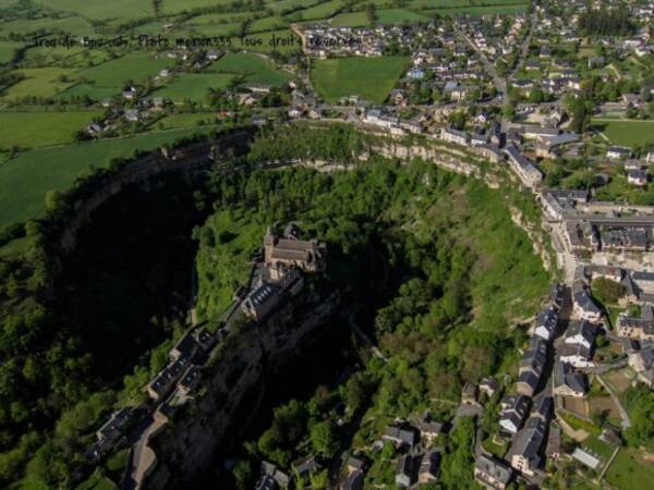 恐怖の絶景ポイント。巨大穴の断崖絶壁の縁に建つフランス、ボズールの古代の町