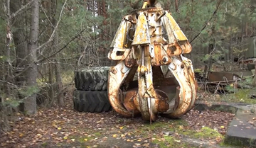 触れるな危険。チェルノブイリの森の中で発見された作業車両部品「チェルノブイリの爪」