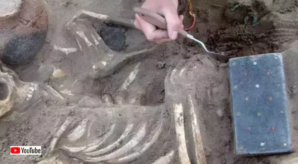 2100年前の墓から女性の遺骸と一緒にスマホそっくりの黒玉製の板が発見される（ロシア）