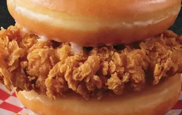 アメリカのケンタッキーがドーナツにクリスピーチキンをサンドした新商品を期間限定で販売。カロリーが怖い（アメリカ〉