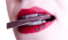 同棲中の女性が買い置きしておいたチョコを頻繁に盗み食い。チョコを守りたい男性のとった方法とは？（イギリス）