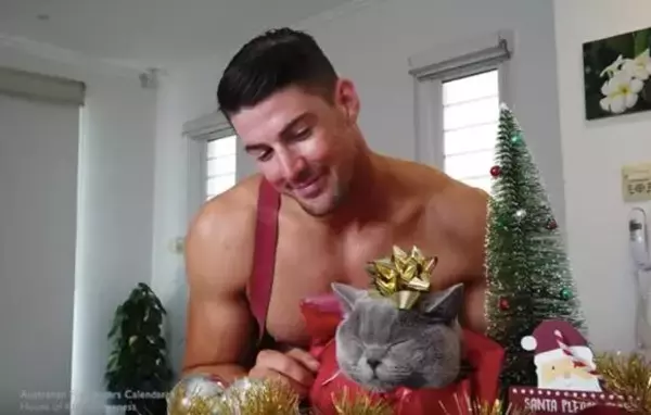 クリスマスシーズン特集？オーストラリアのイケメン消防士による「猫のラッピング方法」