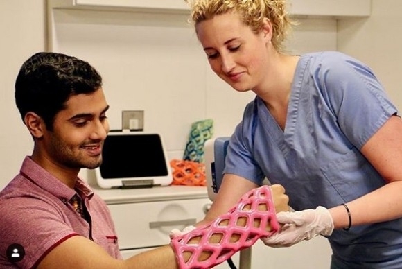 通気性に優れた網目状のギプス