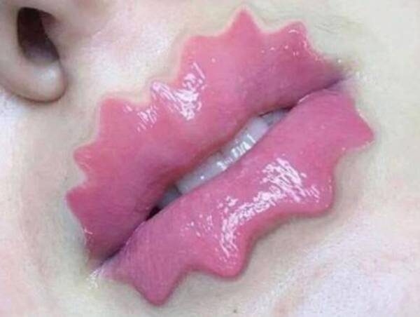 またインスタで変なものが流行ってる 唇の形を波打たせる オクトパスリップ が美容トレンドに 19年12月10日 エキサイトニュース
