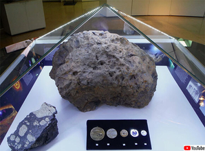 謎めくミステリー。隕石が展示されているケースが突然浮かび上がる怪現象が発生（ロシア）